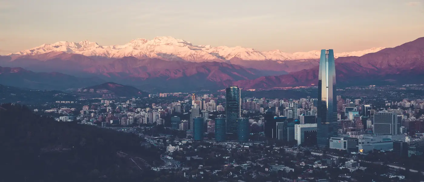 Panorámica de Santiago de Chile con la cordillera de los Andes al fondo.